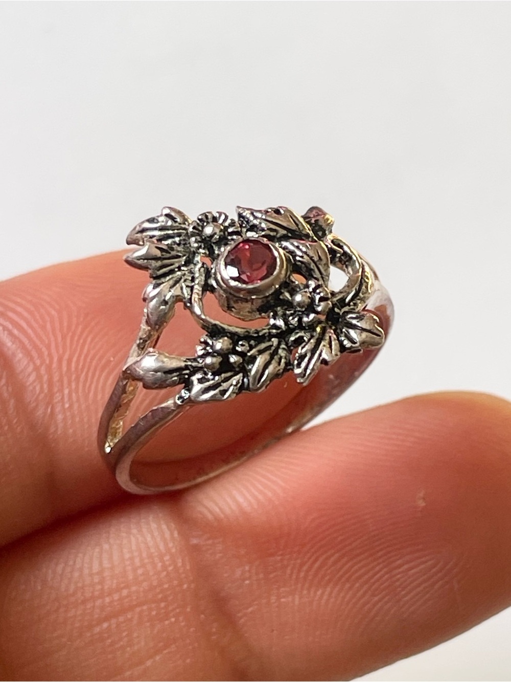 925 Sterling Silver Natural Garnet Floral Ring US: 7,8&9